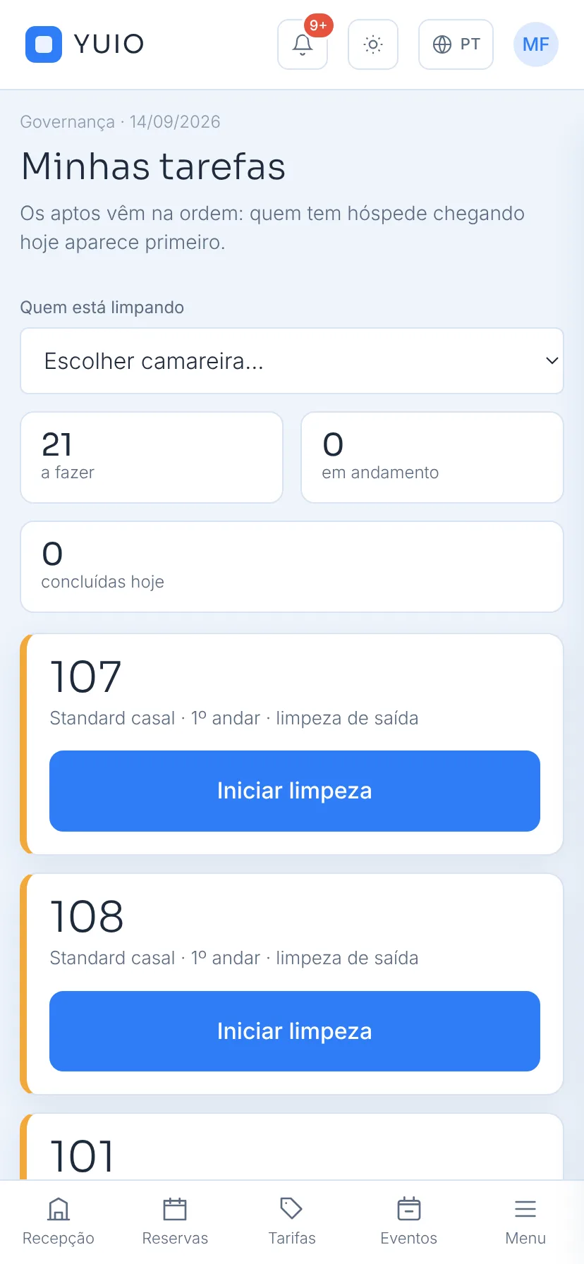 Tela da camareira no celular, com a lista de apartamentos a limpar